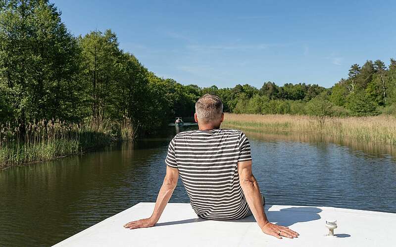 Mann auf einem Hausboot