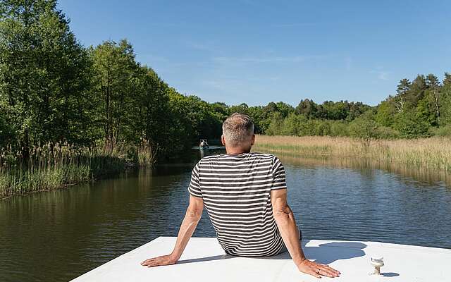 Mann auf einem Hausboot Mann auf einem Hausboot