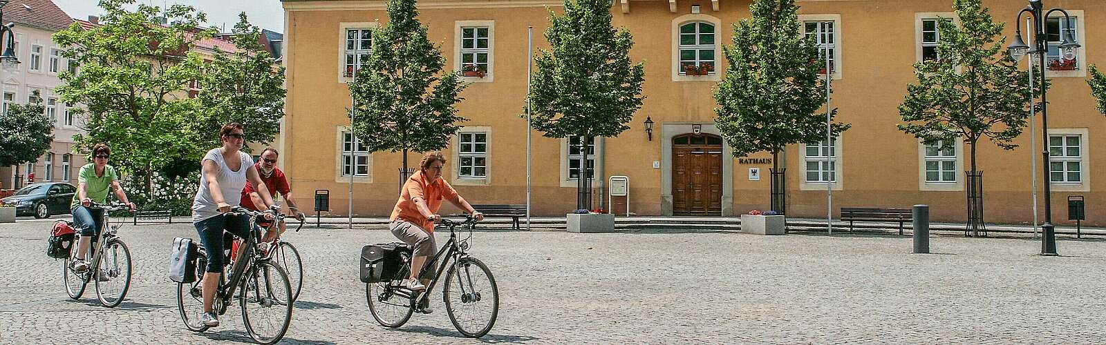 Radfahrer auf dem Marktplatz in Bad Liebenwerda