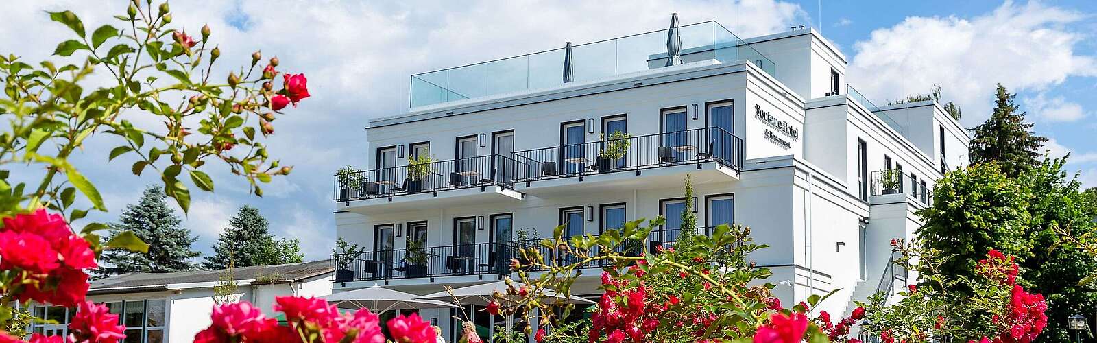 Fontane Hotel mit Rosenhecke