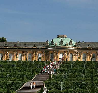 Schloss Sanssouci mit Weinbergterrassen