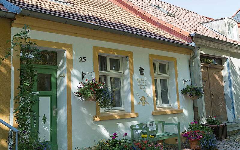 Historisches Haus mit Blumen in Rheinsberg