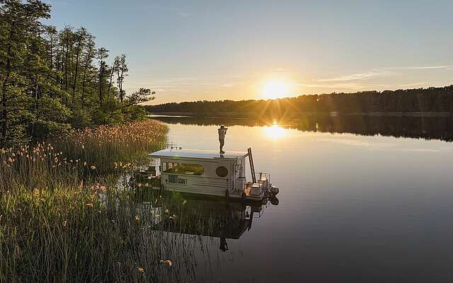 Hausboot im Sonnenuntergang Hausboot im Sonnenuntergang