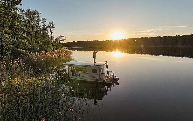 Hausboot im Sonnenuntergang