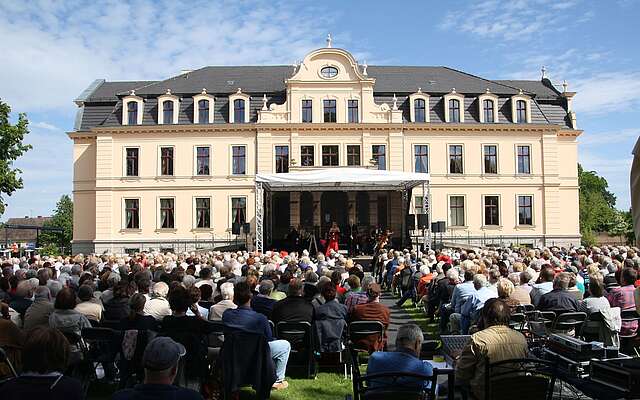 Open Air Konzert vor dem Schloss Ribbeck Open Air Konzert vor dem Schloss Ribbeck