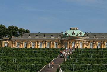 Schloss Sanssouci mit Weinbergterrassen