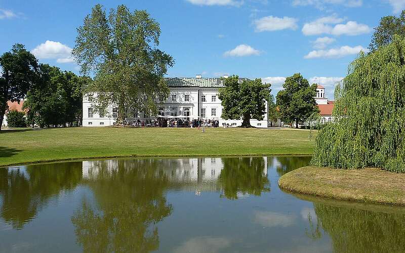 Hochzeitsfeier vor dem Schloss Neuhardenberg