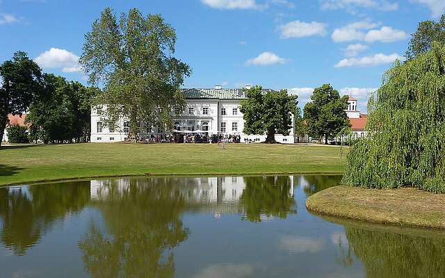 Hochzeitsfeier vor dem Schloss Neuhardenberg Hochzeitsfeier vor dem Schloss Neuhardenberg