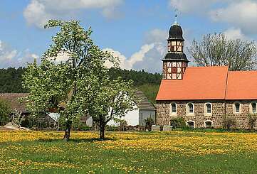 Blick auf die Dorfkirche Raben