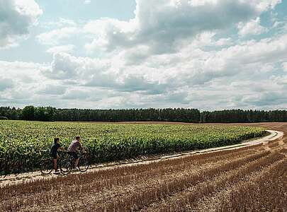 Radtour durch weite Landschaft